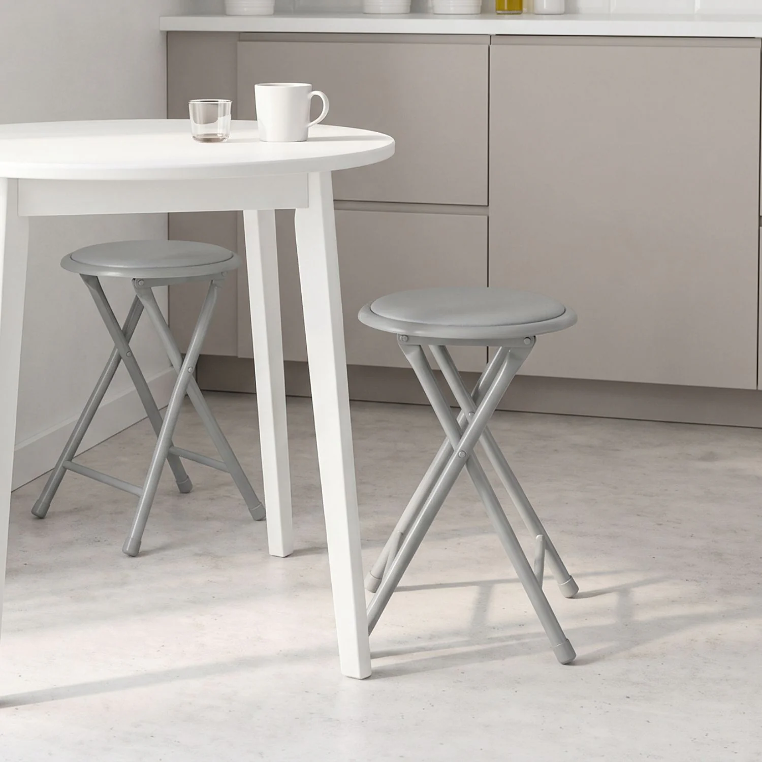 Taburetes plegables integrados en una cocina luminosa
