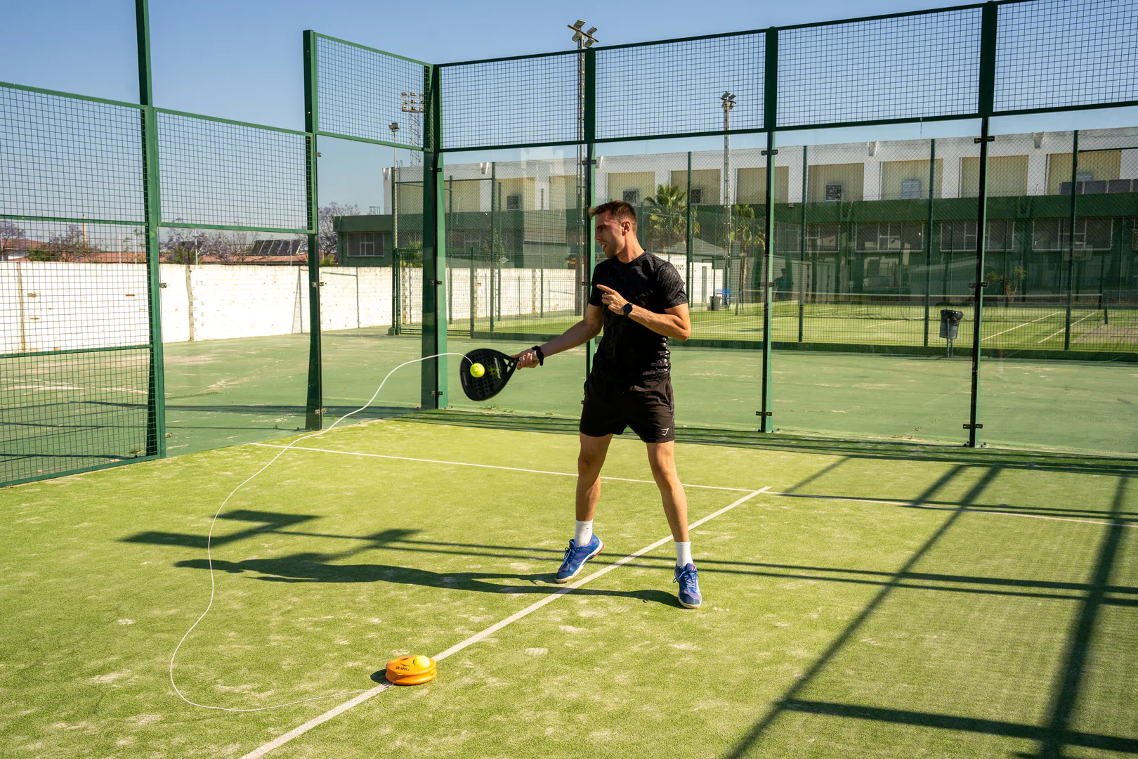 Jugador entrenando pádel con una pelota elástica